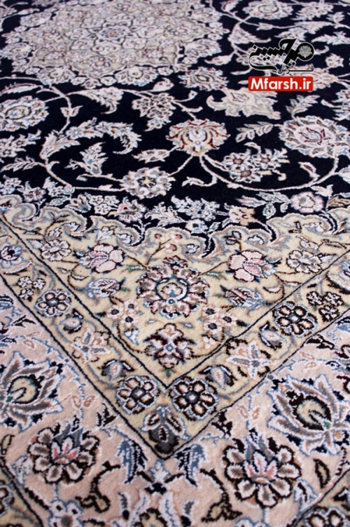 قالیچه لچک ترنج 4 متری دستباف نایین زمینه سرمه ای 9لا بافت فرش